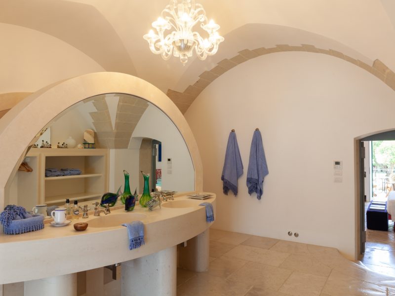 SWIMMINGPOOLSUITEBATHROOM